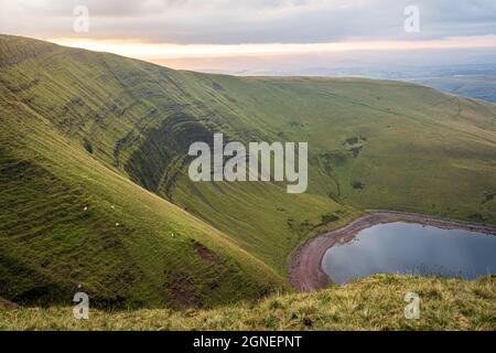 Llyn y Fan Fach See bei Sonnenuntergang. Brecon Beacons National Park. Black Mountain, Carmarthenshire, South Wales, Vereinigtes Königreich. Stockfoto