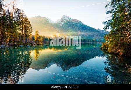 Erstaunlicher Herbstaufgang am Hintersee. Fantastische Morgenansicht der bayerischen Alpen an der österreichischen Grenze, Deutschland, Europa. Schönheit der Natur Konzept BA Stockfoto