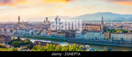 Fabelhaftes Frühlingspanorama von Florenz mit der Kathedrale Santa Maria del Fiore (Duomo) und der Basilika Santa Croce. Farbenfrohe Sonnenuntergänge in der Toskana, Italien, E Stockfoto