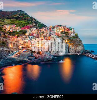 Die zweite Stadt der Cique Terre Folge der Hügelstädte - Manarola. Beeindruckender Frühlingsuntergang in Ligurien, Italien, Europa. Bilderqie Seeskap von Mediter Stockfoto