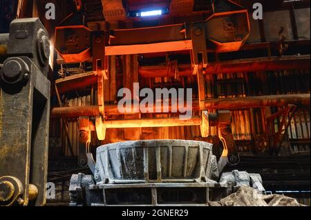 Spezielle metallurgische Schöpfkellen. Bechertransport mit einem Laufkran Stockfoto