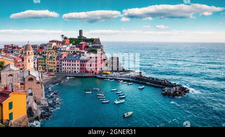 Vernazza, eine der fünf Städte der Region Cinque Terre. Luftaufnahme von Ligurien, Italien, Europa. Malerische Meerlandschaft von Mediterra Stockfoto