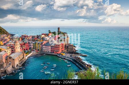 Vernazza, eine der fünf Städte der Region Cinque Terre. Luftaufnahme von Ligurien, Italien, Europa. Herrliche Meereslandschaft von Mediterranea Stockfoto