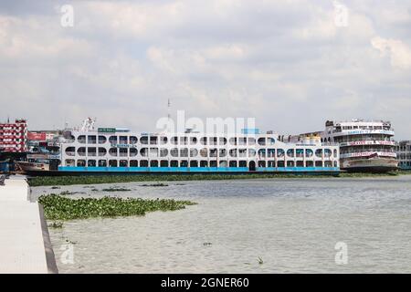 Buriganga River, Dhaka, Bangladesh : der Buriganga River ist immer mit Holzbooten und Passagierfähren überflutt Stockfoto