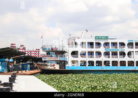 Buriganga River, Dhaka, Bangladesh : der Buriganga River ist immer mit Holzbooten und Passagierfähren überflutt Stockfoto