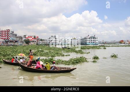 Buriganga River, Dhaka, Bangladesh : der Buriganga River ist immer mit Holzbooten und Passagierfähren überflutt Stockfoto