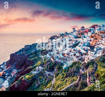 Exotische Abendansicht der Insel Santorini. Malerischer Frühlingsuntergang auf dem berühmten griechischen Ferienort Oia, Griechenland, Europa. Hintergrund des Reisekonzepts. Artis Stockfoto