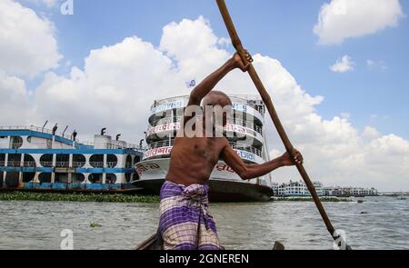 Buriganga River, Dhaka, Bangladesh : Lifestyle rund um den Flusshafen am Ufer des Buriganga Flusses gelegen Stockfoto