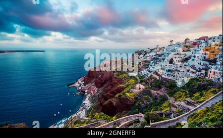 Romantischer mornender Blick auf die Insel Santorini. Malerischer Sonnenaufgang im Frühling auf dem berühmten griechischen Ferienort Oia, Griechenland, Europa. Hintergrund des Reisekonzepts. Artis Stockfoto