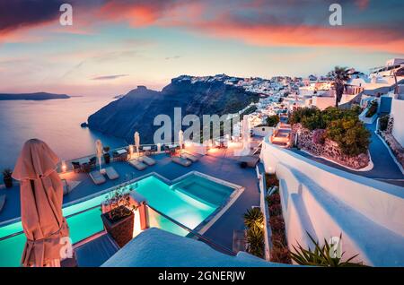 Fantastische Abendansicht der Insel Santorini. Malerischer Frühlingsuntergang auf dem berühmten griechischen Ferienort Fira, Griechenland, Europa. Hintergrund des Reisekonzepts. Artis Stockfoto