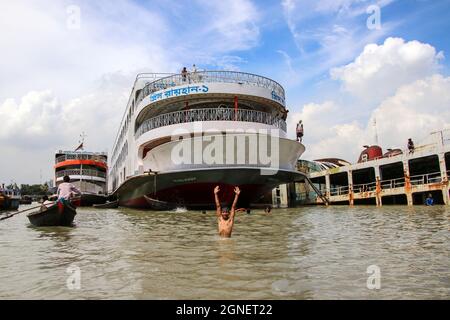 Buriganga River, Dhaka, Bangladesh : Lifestyle rund um die Werft am Ufer des Buriganga Flusses Stockfoto