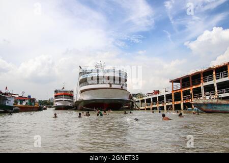 Buriganga River, Dhaka, Bangladesh : Lifestyle rund um die Werft am Ufer des Buriganga Flusses Stockfoto