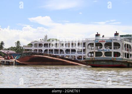 Buriganga River, Dhaka, Bangladesh : der Buriganga River ist immer mit Holzbooten und Passagierfähren überflutt Stockfoto