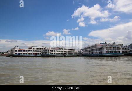 Buriganga River, Dhaka, Bangladesh : der Buriganga River ist immer mit Holzbooten und Passagierfähren überflutt Stockfoto