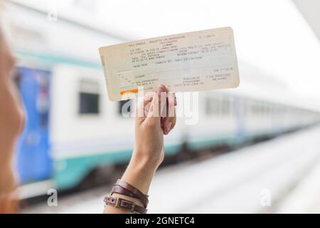 Weibliche Touristen warten Zug. Hohe Qualität und Auflösung schönes Fotokonzept Stockfoto