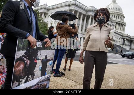 Washington DC, USA. September 2021. Die Vertreterin der Vereinigten Staaten, Maxine Waters (Demokratin von Kalifornien), trifft am Mittwoch, den 22. September, zu einer Pressekonferenz über die Behandlung haitianischer Einwanderer an der US-Grenze vor dem US-Kapitol in Washington, DC, USA, ein. 2021. Foto von Rod Lampey / CNP/ABACAPRESS.COM Quelle: Abaca Press/Alamy Live News Stockfoto