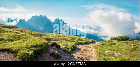 Sonniger Sommerpanorama der Forcella della Neve Bergkette im Nationalpark Tre Cime Di Lavaredo. Neblige Morgenszene der Dolomiten, Italien, Europa Stockfoto