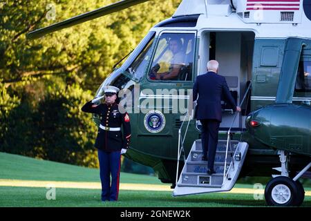 (210925) -- WASHINGTON, D.C., 25. September 2021 (Xinhua) -- US-Präsident Joe Biden nimmt am 24. September 2021 an der Marine One Teil, die das Weiße Haus in Washington, DC, USA, verlässt. Das US-Handelsministerium gab am Freitag bekannt, dass es die sogenannte "Abschnitt 232"-Untersuchung eingeleitet hat, um die Auswirkungen von Neodym-Eisen-Bor (NdFeB)-Dauermagneten auf die nationale Sicherheit der USA zu ermitteln. NdFeB-Permanentmagnete sind wesentliche Komponenten kritischer Infrastrukturen, darunter Elektrofahrzeuge und Windenergieanlagen. Sie werden auch in Computer-Festplatten, Audiogeräte, magnetische verwendet Stockfoto