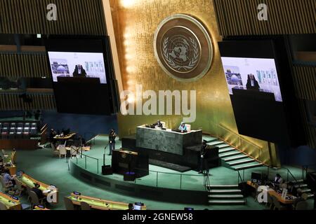 Vereinten Nationen. September 2021. Der palästinensische Präsident Mahmoud Abbas (auf den Bildschirmen) spricht am 24. September 2021 im Hauptquartier der Vereinten Nationen in New York per Video über die allgemeine Debatte der 76. Sitzung der Generalversammlung der Vereinten Nationen. Der palästinensische Präsident Mahmoud Abbas gab Israel am Freitag ein Jahr, um seine Besetzung des palästinensischen Territoriums zu beenden. Quelle: Wang Ying/Xinhua/Alamy Live News Stockfoto