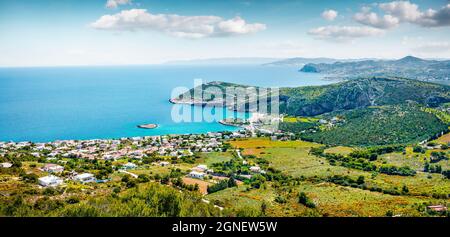 Luftpanorama des Dorfes Paralia Kakis Thalassis. Strahlende Frühlingsseelandschaft des Ägäischen Meeres. Sonnige Morgenszene von Griechenland, Europa. Die Schönheit der Natur Stockfoto