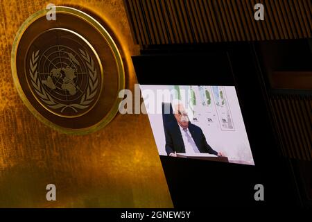 Vereinten Nationen. September 2021. Der palästinensische Präsident Mahmoud Abbas (auf dem Bildschirm) spricht am 24. September 2021 im Hauptquartier der Vereinten Nationen in New York per Video über die allgemeine Debatte der 76. Sitzung der Generalversammlung der Vereinten Nationen. Der palästinensische Präsident Mahmoud Abbas gab Israel am Freitag ein Jahr, um seine Besetzung des palästinensischen Territoriums zu beenden. Quelle: Wang Ying/Xinhua/Alamy Live News Stockfoto