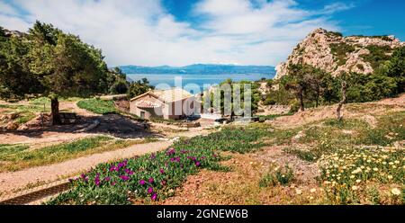 Sonniges Frühlingspanorama der Agios Ioannis Kirche. Herrliche Morgenansicht des Westgerichts von Heraion von Perachora, Limni Vouliagmenis Lage, Griechenland, Europ Stockfoto