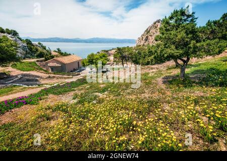 Farbenfrohe Frühlingsansicht der Agios Ioannis-Kirche. Herrliche Morgenszene des Westgerichts von Heraion von Perachora, Limni Vouliagmenis Lage, Griechenland, Europ Stockfoto