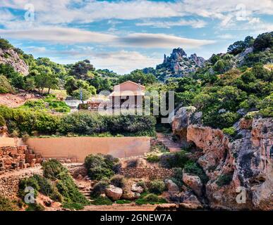 Sonnige Frühlingsszene der Agios Ioannis-Kirche. Herrliche Morgenansicht des Westgerichts von Heraion von Perachora, Limni Vouliagmenis Lage, Griechenland, Europa. Stockfoto