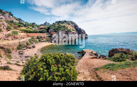 Herrliche Frühlingsansicht des Westgerichtes von Heraion von Perachora, Limni Vouliagmenis Lage. Bunte Morgenseeküste der Ägäis, Griechenland, Europa. Reise Stockfoto