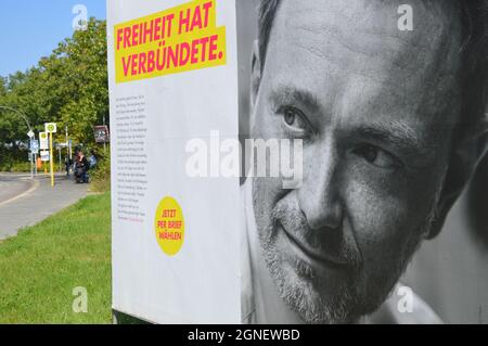 Kampagnenbanner von Christian Lindner (Freie Demokratische Partei) am Prellerweg in Schöneberg, Berlin, Deutschland - 8. September 2021. Stockfoto