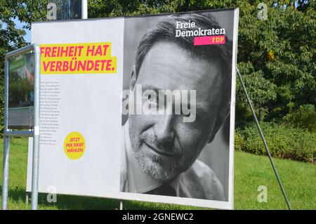 Kampagnenbanner von Christian Lindner (Freie Demokratische Partei) am Prellerweg in Schöneberg, Berlin, Deutschland - 8. September 2021. Stockfoto