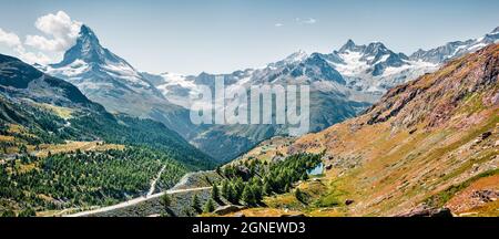 Luftaufnahme des Zermatter Dorftals im Sommer. Sonnenszene am Morgen mit Matterhorn (Monte Cervino, Mont Cervin), Schweizer Alpen, Schweiz, Europa. Stockfoto