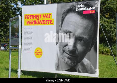 Kampagnenbanner von Christian Lindner (Freie Demokratische Partei) am Prellerweg in Schöneberg, Berlin, Deutschland - 8. September 2021. Stockfoto