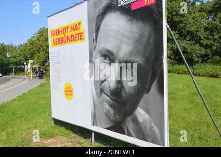 Kampagnenbanner von Christian Lindner (Freie Demokratische Partei) am Prellerweg in Schöneberg, Berlin, Deutschland - 8. September 2021. Stockfoto