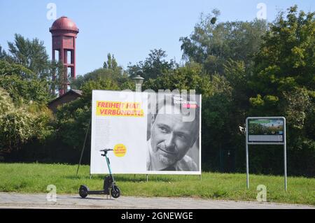 Kampagnenbanner von Christian Lindner (Freie Demokratische Partei) am Prellerweg in Schöneberg, Berlin, Deutschland - 8. September 2021. Stockfoto