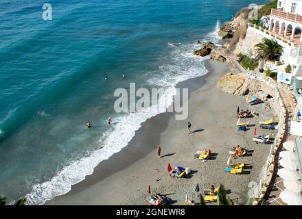 Nerja - Spanien - September 22 2021 : Blick auf den Strand im Sommer Landschaftsbild Aufnahme von unberührten Sandstränden Touristen genießen die wunderschöne Küste und das blaue Meer Copy Spa Stockfoto