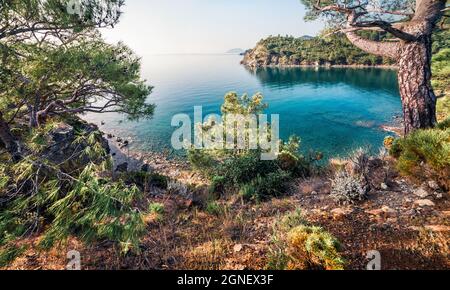 Attraktive mediterrane Meereslandschaft in der Türkei, Asien. Helle Frühlingsansicht einer kleinen azurblauen Bucht in der Nähe des Dorfes Tekirova, Bezirk Kemer, Antalya Provi Stockfoto