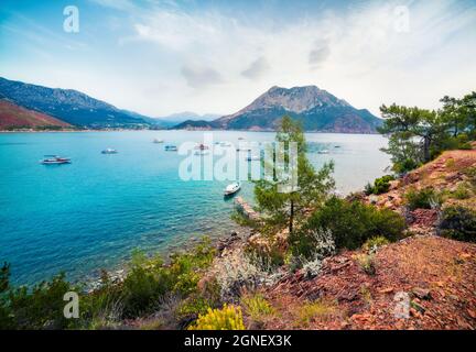 Malerische mediterrane Meereslandschaft in der Türkei, Asien. Farbenfrohe Frühlingsansicht des Strandes von Adrasan mit Moses Mountain im Hintergrund. Reisekonzept Backgro Stockfoto