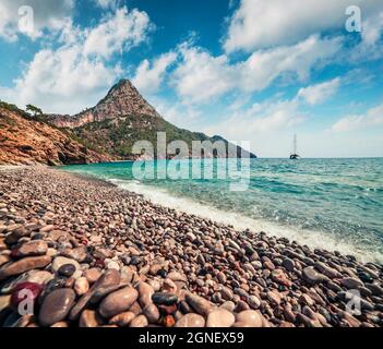 Herrliche mediterrane Meereslandschaft in der Türkei, Asien. Sonnige Frühlingsansicht des Adrasan Strandes mit Moses Berg im Hintergrund. Schönheit der Natur Konzept bac Stockfoto
