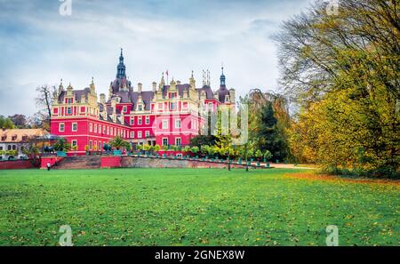 Attraktive Herbstansicht des Schlosses Muskau. Regnerische Morgenszene im Muskau-Park, UNESCO-Weltkulturerbe, Oberlausitz, Sachsen, Deutschland, Europa Stockfoto