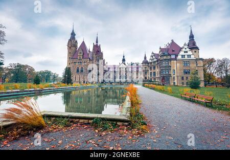 MOSZNA, POLEN - 24. OKTOBER 2017 ; das Schloss Moszna, erbaut im 17. Jahrhundert, erweitert von 1900 bis 1914, ist ein historischer Palast in Moszna, Stockfoto