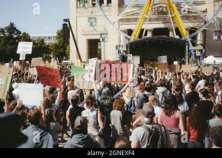 Am 24.09.2021 fand in München, wie jeden Freitag, ein von FreitagsForFuture organisierter Klimaveranstaltung statt, auf dem lautstark mit über 29.000 Teilnehmern*innen für die Inhalation des 1, 5 Grad Ziels demontiert wurde. Einmal war es der globale Großstreit bei dem an über 470 Orten in ganz Deutschland gestritten wurde. Hier sehen wir uns eine Menung auf dem Königsplatz die Schilder halten, auf einem Roten steht „FCK AFD“. * am 24. September 2021 nahmen mehr als 29.000 Menschen an einer Demonstration für Klimagerechtigkeit und das 1.5-Grad-Ziel in München Teil. Dieses Mal war es ein besonderer Streik, Stockfoto