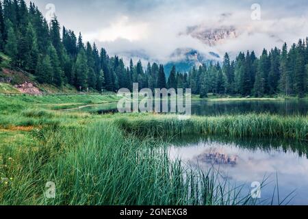 Majestätische Sommerszene des Antorno-Sees mit der Tre Cime di Lavaredo (drei Zinnen) im Morgennebel. Unglaubliche Aussicht auf die Dolomiten, Ita Stockfoto