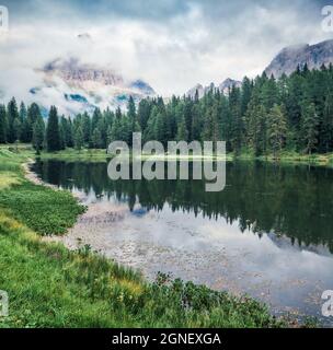 Herrliche Sommerszene des Antorno-Sees mit dem Berg Tre Cime di Lavaredo (drei Zinnen) im Morgennebel. Herrliche Sommeransicht der Dolomiten, Italien Stockfoto