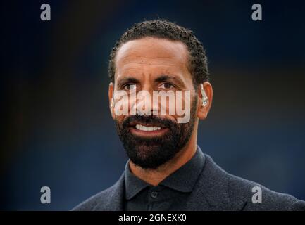 Der ehemalige Fußballspieler Rio Ferdinand vor dem Spiel in der Premier League auf der Stamford Bridge in London. Bilddatum: Samstag, 25. September 2021. Stockfoto