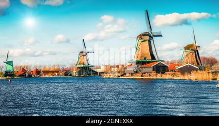 Berühmte Windmühlen im Kinderdijk Museum in Holland. Sonniger Frühlingsmorgen auf dem Land. Bunte Outdoor-Szene in den Niederlanden, Europa. UNESCO World her Stockfoto