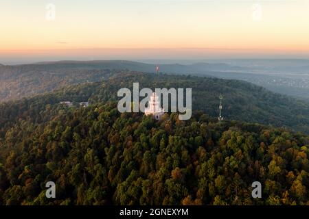 Erzsebet Aussichtsturm in Budapest Normafa Hügel. Berühmte Attraktion in Budapests Hügeln. Der alte Turm wurde 1910 erbaut. Stockfoto