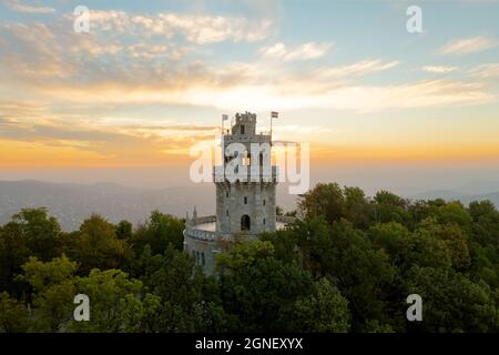 Erzsebet Aussichtsturm in Budapest Normafa Hügel. Berühmte Attraktion in Budapests Hügeln. Der alte Turm wurde 1910 erbaut. Stockfoto