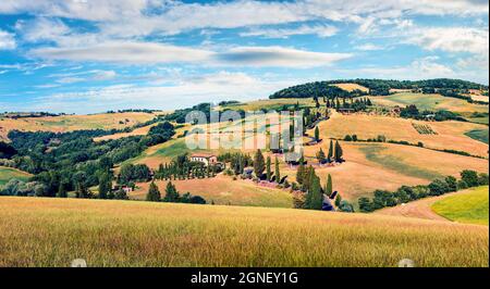 Klassischer Blick auf die Toskana mit Bauernhaus und Zypressen. Panorama-Sommeransicht der italienischen Landschaft, Val d'Orcia Tal, San Quirico d'Orcia Lage. Stockfoto