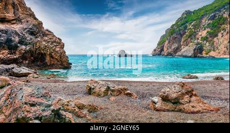 Attraktiver Blick auf den Strand von Gyali im Frühling. Sonnige Morgenseeküste des Ionischen Meeres. Fantastische Outdoor-Szene der Insel Korfu, Griechenland, Europa. Die Schönheit der Natur Stockfoto